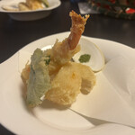 杏花亭 - 天ぷら(蓮根のはさみ揚げ、エビ、山芋をすって挟んだ大葉、柿)牡蠣ではなく柿です！