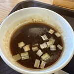 めん処 きよ洲 - サバ香る醤油ダレが旨い！佐助豚の脂の層ができてます