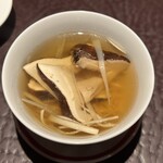 アカ - 松茸のハモンセラーノでお出汁をとったスープ