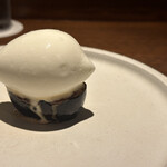 アカ - 黒いちじくとヤギのミルクのアイス