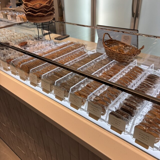 La Pâtisserie～Mon péché mignon〜柄 🌰 10月の定休日のお知らせです。 ラ・ペッシュ は平常どおり月