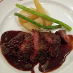 ビストロ オザミ - うめー、ステーキうめー。付け合わせはシンプルだけど、私はこういうの好きだな。