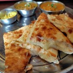 Little Spice - ハニーチーズナン！とセットのカレー２種