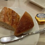 ビストロ オザミ - オザミパン！オザミパン！追加でバターも注文。バターの値段は怖いから聞かない。値段聞いたらきっとひるんでしまう…。