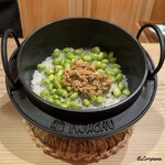 御料理 寺沢 - 天然物の舞茸と香り豆とホロホロ鳥のそぼろの炊き込みごはん