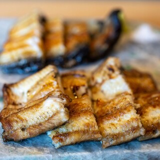 うなぎ仙人 - 料理写真:2025.9 白焼き（手前が浜名湖産養殖で奥が伊豆産天然）