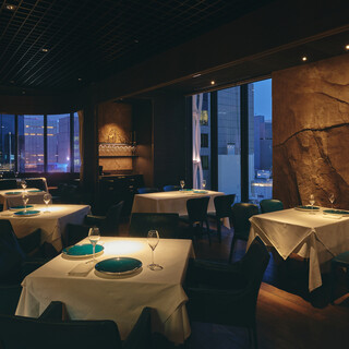 銀座の景色が広がるラグジュアリーな空間