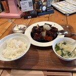 マダムアンホームキッチン - 黒酢酢豚定食　¥1200  御飯はジャーにお代わりしに行きましょうね♪