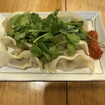 え 町田なのに ネパール餃子酒場 そるてぃ - パクチーモモ