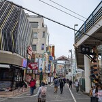まるよし - 駅を降りまして東に歩きます。