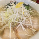 会津喜多方ラーメン坂内 小法師 - 白髪ネギの上にゆず皮が乗ってます。