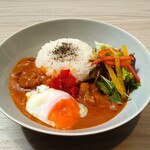カフェ&ダイニング アーチ HIBIYA - じっくり煮込んだ牛すじカレーオン玉子添え