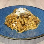 カフェ&ダイニング アーチ HIBIYA - きのこと挽肉のクリームボロネーゼ