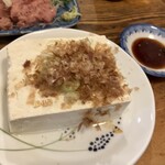 魚三酒場 - 湯豆腐。これにネギトロ載せて食べると飛ぶ！