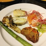 カフェトスカ - 石堂ファームのガーリックと生姜香る赤魚のみぞれソース・三陸の海藻バターで焼き上げた本日の魚？・スモークサーモンのサラダ仕立て　山わさびソース・カツオ竜田揚げ ゆず胡椒風味のエスカベッシュ仕立て・グリーンアスパラガスのフリット