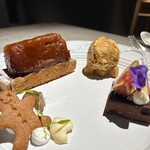 ASAKO IWAYANAGI SALON DE THE - 奥左：タルト・タタン、奥右：キャラメルアイス、手前右：チョコレートケーキ