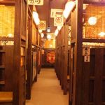 Ebisuya - 古き良き昭和の時代を感じさせるレトロな雰囲気の店内。みんなとワイワイ飲みたい♪そんな時にピッタリの空間。