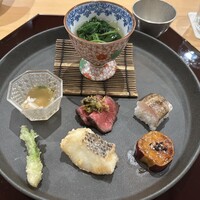肉割烹 赤坂ゆうが - たらの芽天麩羅　ローストビーフ蕗味噌　羽太煮凝り　鳴門金時大学芋　モロヘイヤ御浸し　平鯛竜田揚げ　カマス炙り寿司