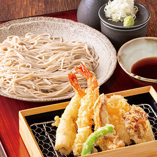 ランチも充実の品揃え。自慢の蕎麦と天ぷら