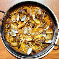 イベリコ豚のスパイシーマリネと長野県特産きのこと白ネギのパエリャ