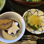 れすとらん杉並 - 左は栗の甘露煮とケーキのデザート、右はお漬物