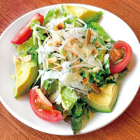 スペインチーズとアボカドのグリーンサラダ