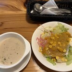 グルービー つくば東大通り店 - セットサラダ、本日のスープ(マッシュルームスープ)・セットドリンク490円