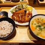 五穀 - 料理写真:岡山名物デミとんかつ定食(五穀ごはん、ごちそう豚汁)