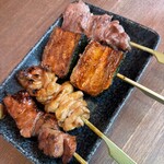 鮮度の極み 魚もつ - 串盛り3本。プラス1してくれた。