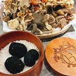 NH - エルメスの箱に入ったトリュフ。贅沢がカンストしてる