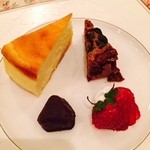 チーズケーキ＆チョコブラウニー　フルーツの盛り合わせ