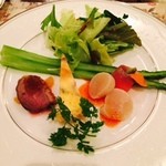 生ハムのフラン　スモークサーモン　帆立＆グリーンアスパラガスのサラダ　フランス産カモの冷製
