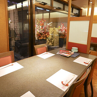 外の喧騒を忘れる落ち着いた空間。個室完備でゆったりとお食事を