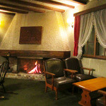 レストラン クララ - 火の入った暖炉、ロビーです(2014.10月)