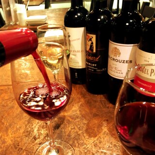 ソムリエが選ぶワインは一本2,980円から♪カクテルも豊富