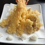 和食ダイニング 大誠 - 追加の天ぷら盛合せ（エビの後にイカや魚が隠れていた）