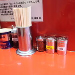 ラーメン二郎 - 卓上調味料