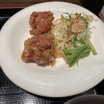 上海華龍 - 【2025.10.23(木)】【2025.10.23(木)】五目野菜炒め定食の唐揚げと野菜サラダ
