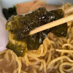 ラーメンショップ○化 - のりを巻いて