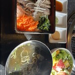 志方亭 - ステーキ重　サラダにはフルーツも入ってて美味