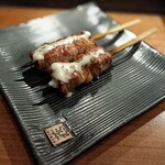 ワインと炭火串焼 銀座 荻 - ラム肉のゴルゴンゾーラがけ