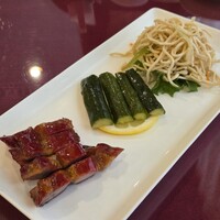 華正樓 新館 - 三種前菜の盛合わせ
(2人分)
                    叉焼、きゅうりの甘酢漬け、干し豆腐