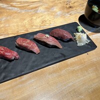 肉寿司 肉和食 KINTAN コレド室町 - 【牛肉寿司】左から赤身、座布団、ローストビーフ、ハツ　味噌汁(あさりの赤味噌)
