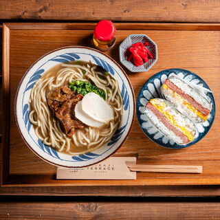 豚骨與海鮮雙湯及特製麵的用心之作「沖繩蕎麥」