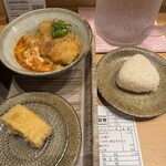 萬田うどん - 日本酒の香りがする塩おにぎり。冷やご飯です。これとトッピングの卵で卵かけご飯（TKG）したら美味しかった。