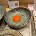 萬田うどん - 家で食べているお買い得パックの卵が10個束になっても敵わないくらいオレンジ色の太陽みたいなたまご。ふつくしい。