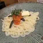 萬田うどん 天神 - これ、トッピングで生卵付けなくてもよかった。生卵も入れると味がぼやけるけど、これ単品だとお出汁の味がしてメチャウマでした♪明太バター×炭水化物なんて最強