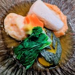 料理屋 ニチニチコレコウニチ - 季節の煮物…海老真丈、里芋、かぼちゃ、お麩、ほうれん草