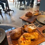 flour+water 横浜 - 食べるぶんは焼き直し、木製プレートで提供☆