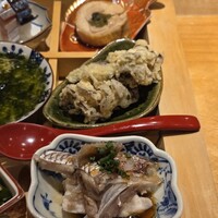炭火割烹 庵 - 小鉢9品の右列　大山鳥、舞茸の天ぷら、鯛あら煮